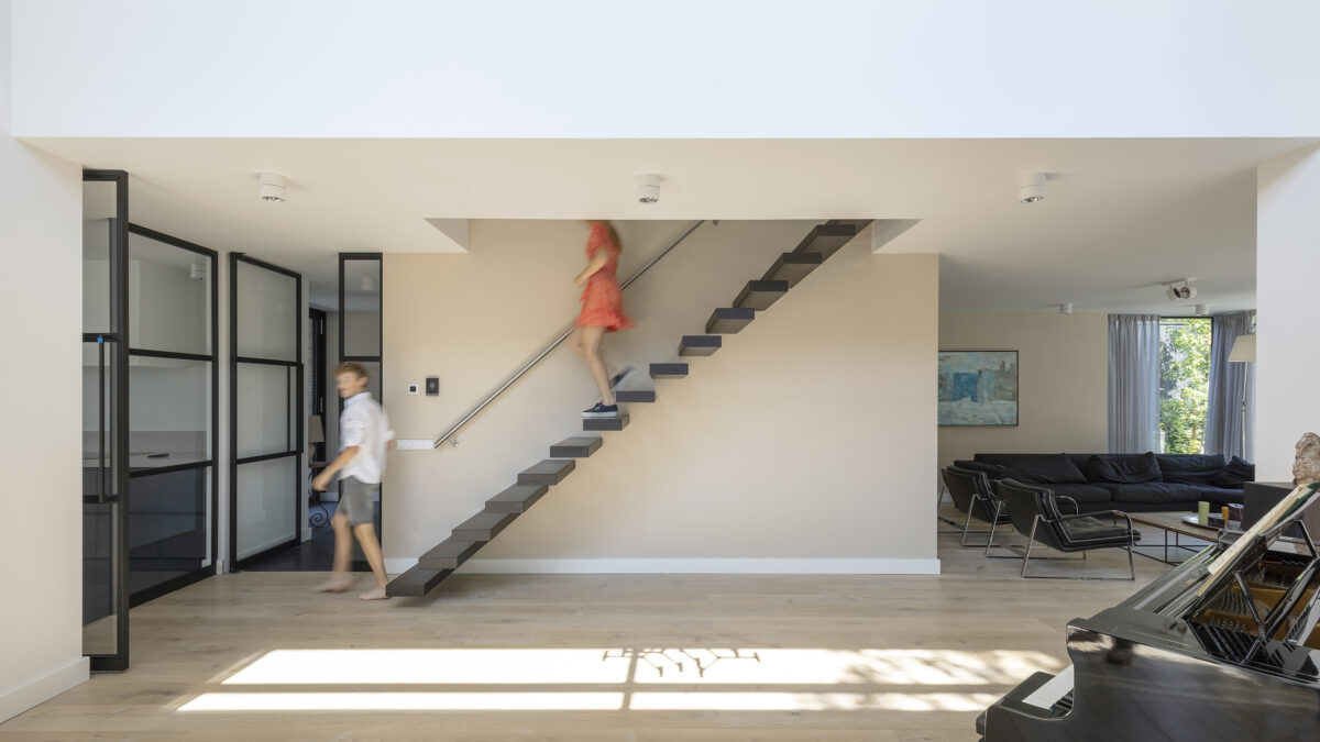 zwevende trap in moderne villa door Engel Architecten