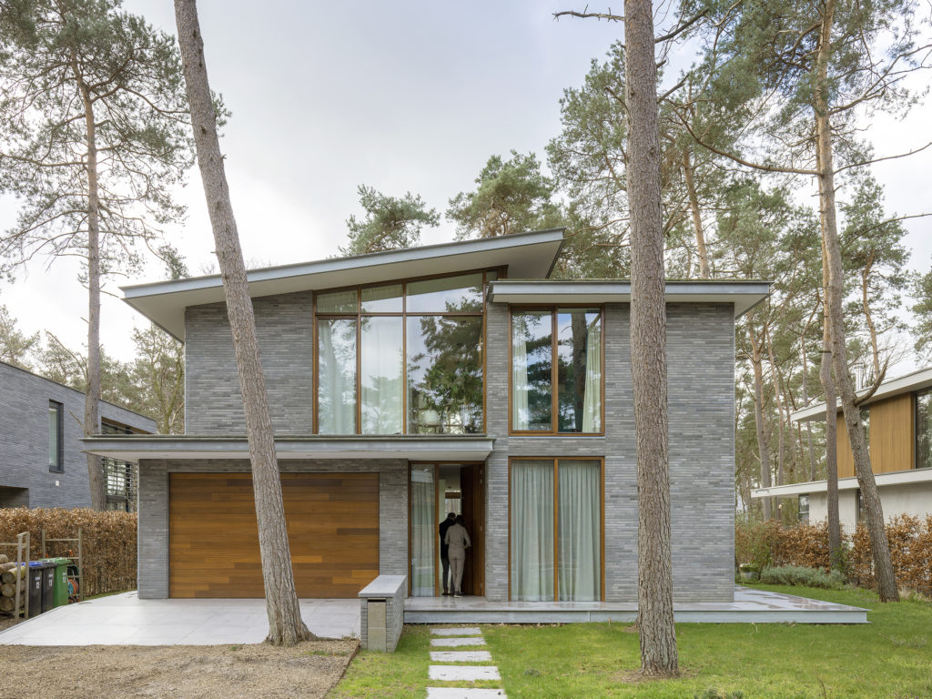 voorzijde modern woonhuis in de bossen in zeist