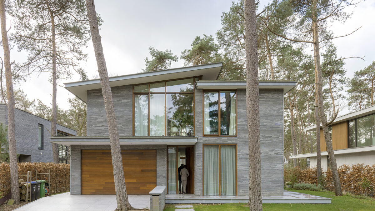 voorzijde modern woonhuis in de bossen in zeist