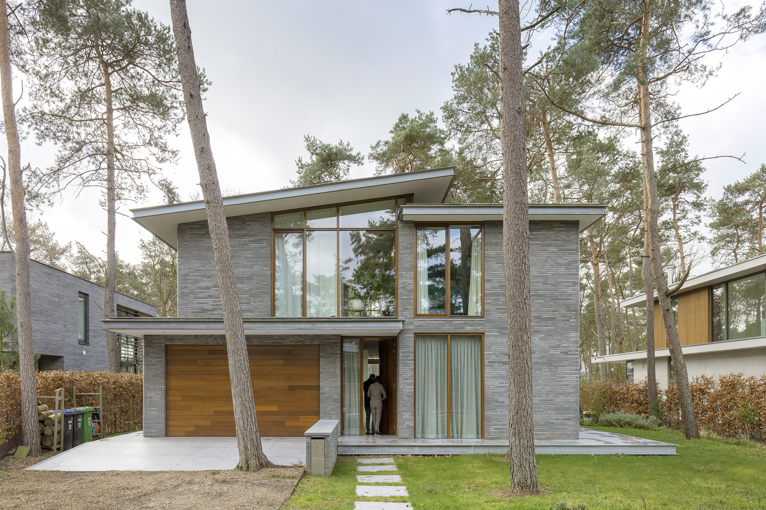 voorzijde modern woonhuis in de bossen in zeist