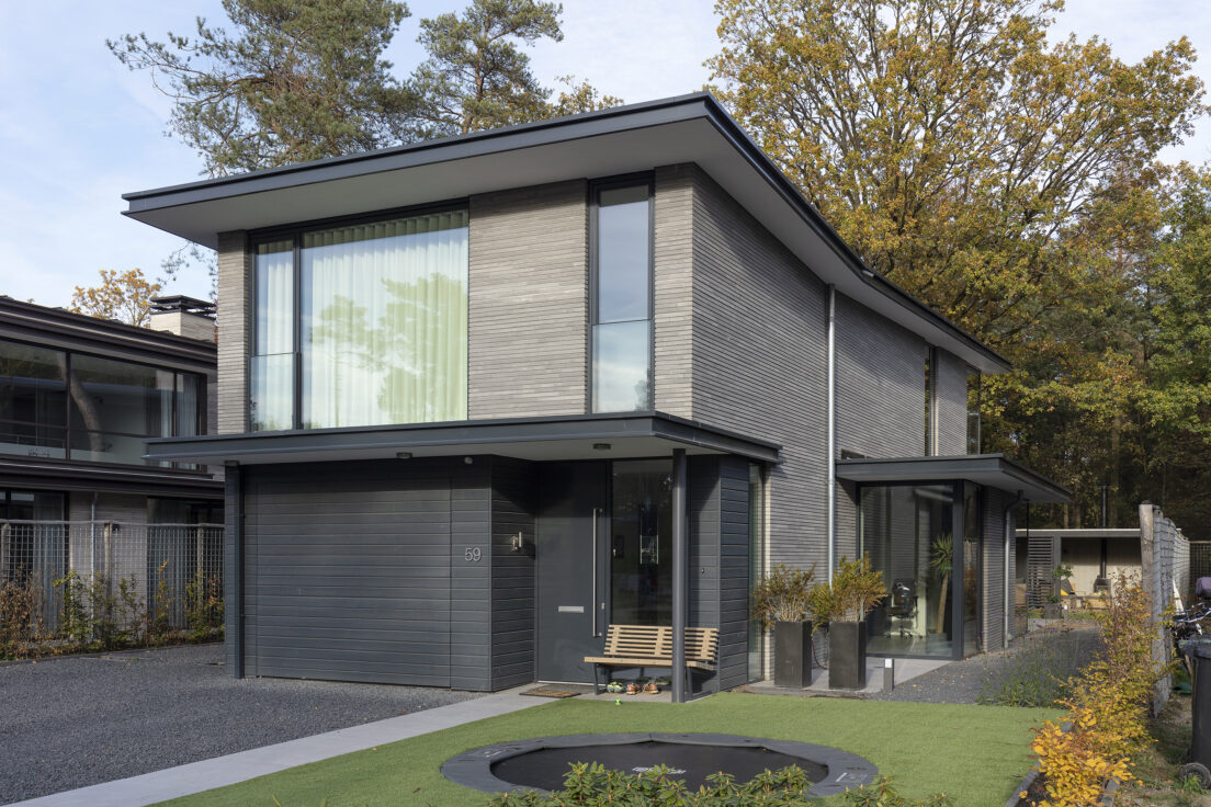 voorzijde van de moderne villa in zeist