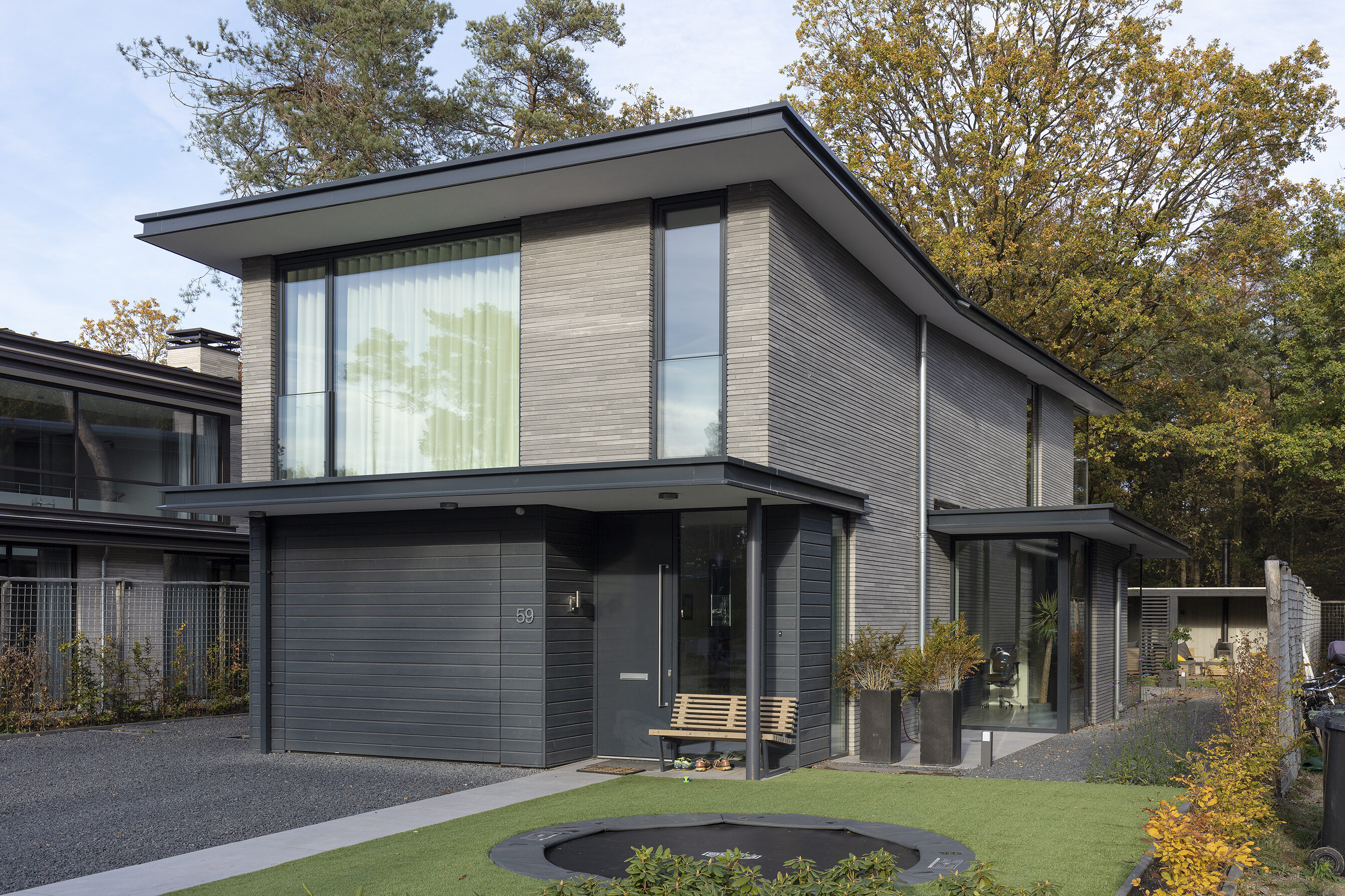 voorzijde van de moderne villa in zeist