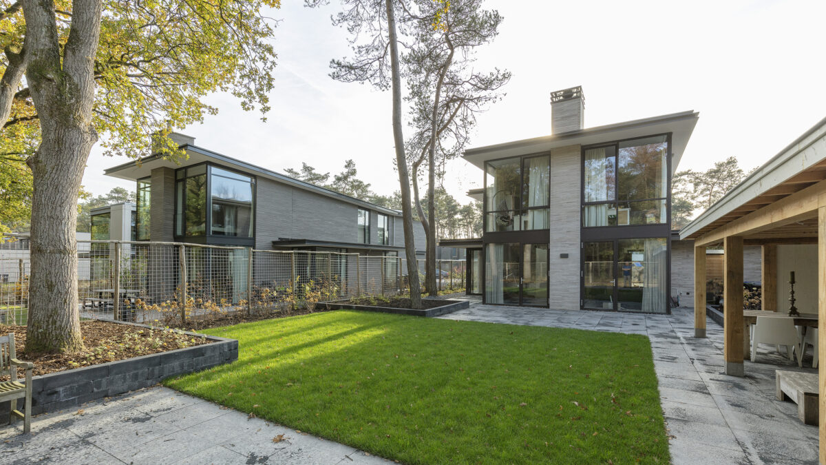 achterzijde van de moderne villa in zeist