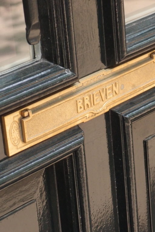 detail van de klassieke brievenbus van het verbouwde woonhuis aan de hogeweg in amsterdam