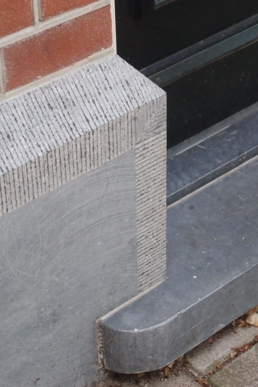detail van het hardsteen van het verbouwde woonhuis aan de hogeweg in amsterdam