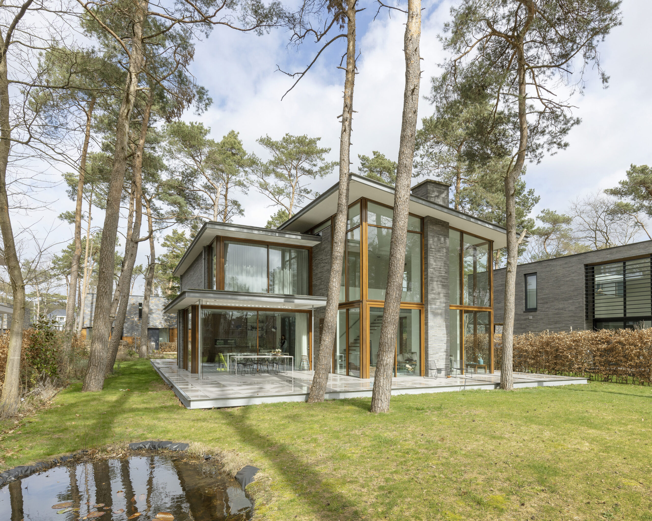Moderne villa in bos