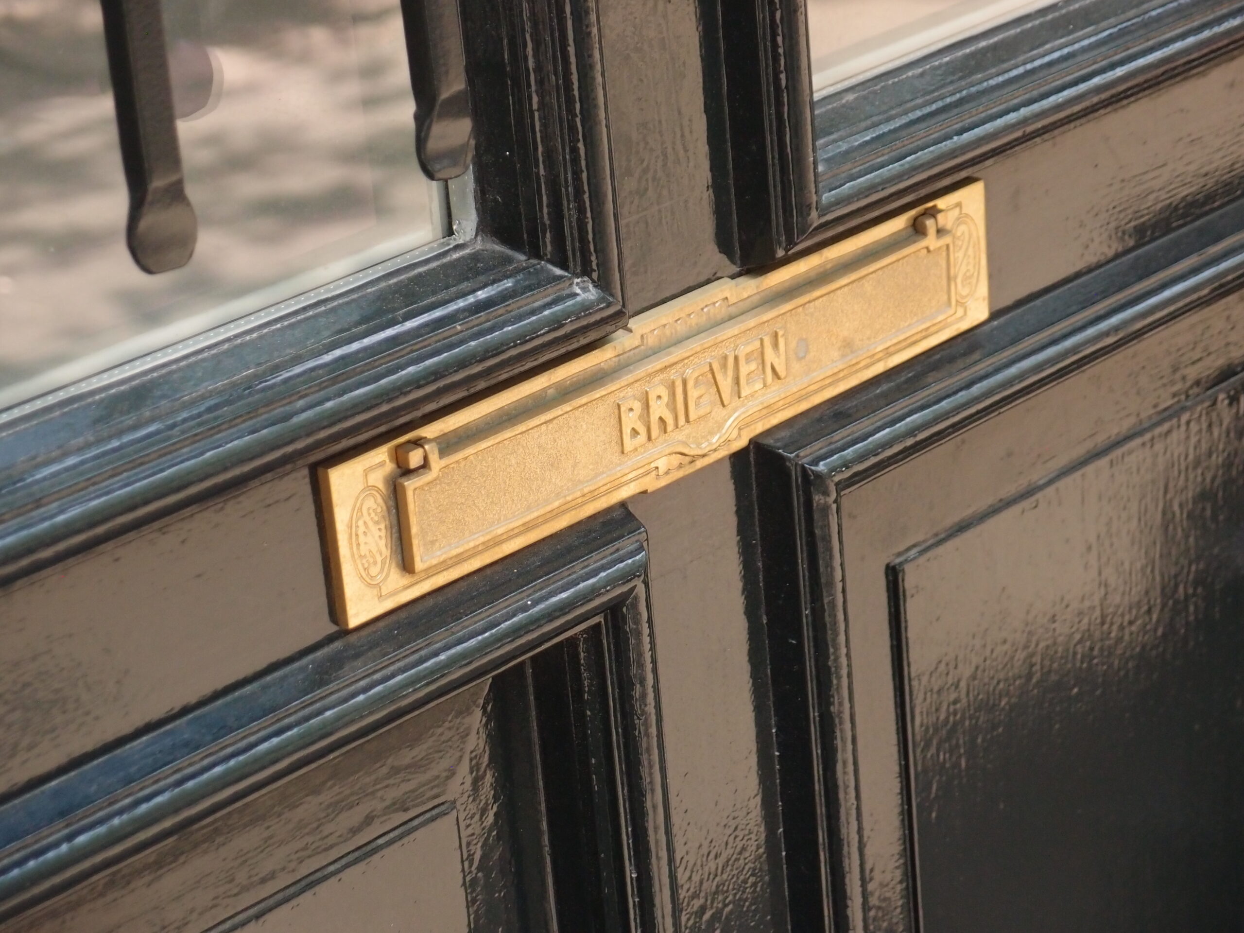 detail van de klassieke brievenbus van het verbouwde woonhuis aan de hogeweg in amsterdam