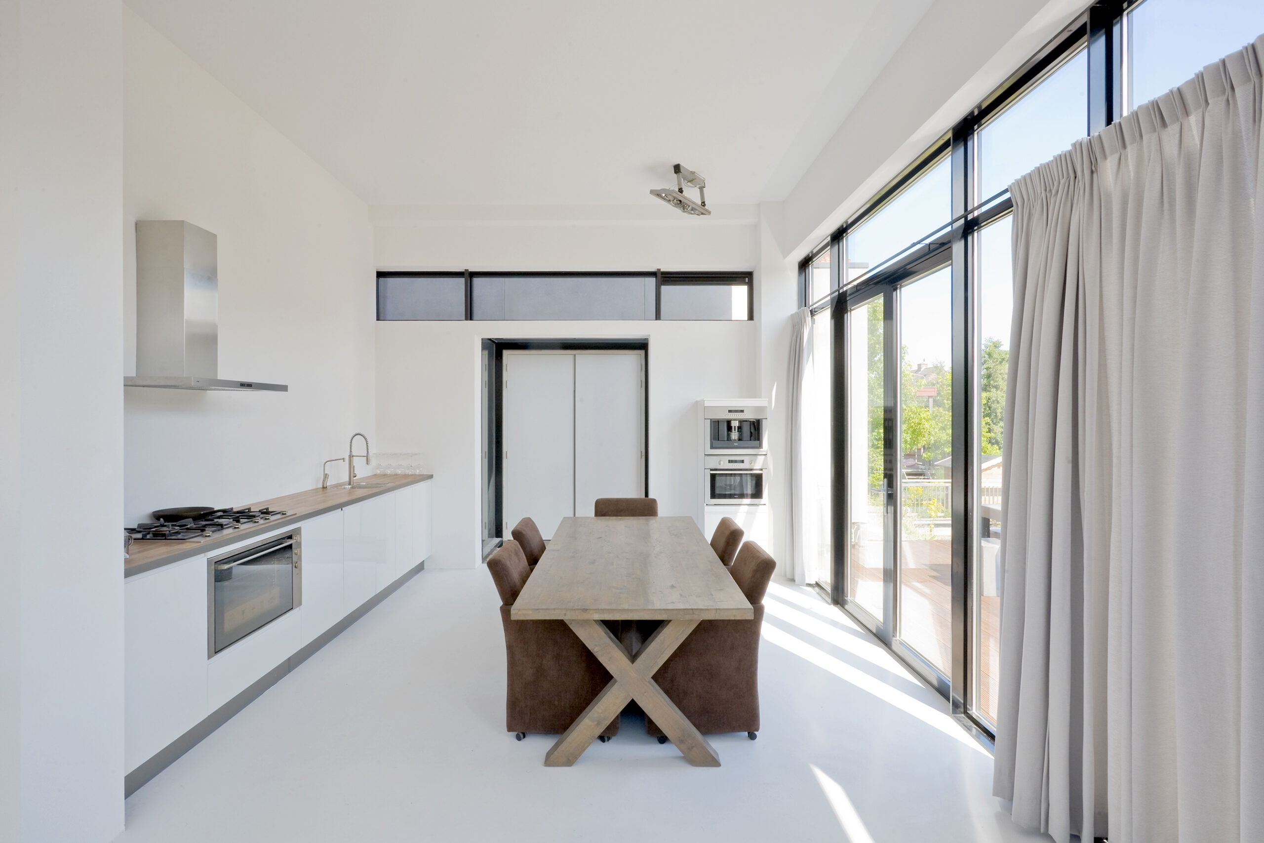 interieur van de betonnen kubusvilla in Aalsmeer