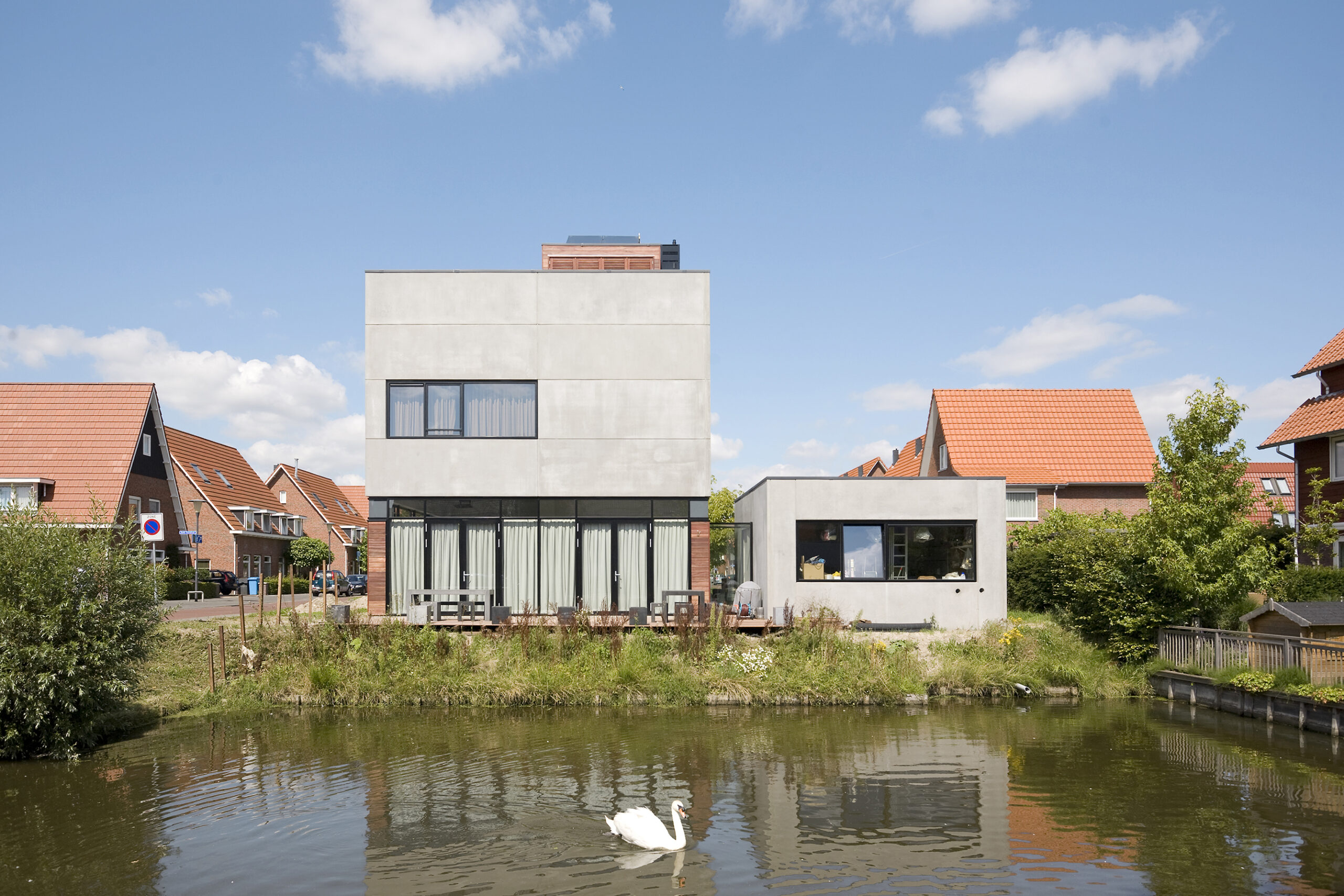exterieur van de kubuswoning in Aalsmeer