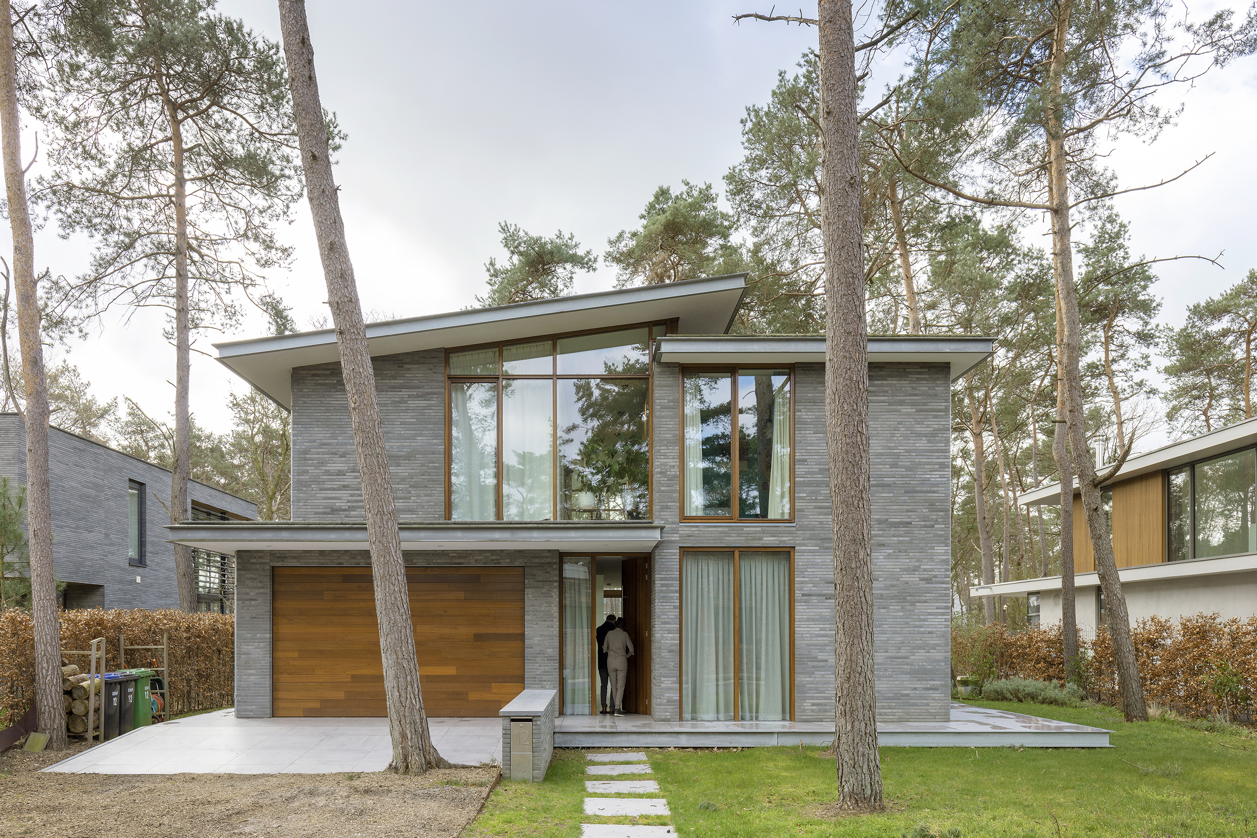 voorzijde modern woonhuis in de bossen in zeist