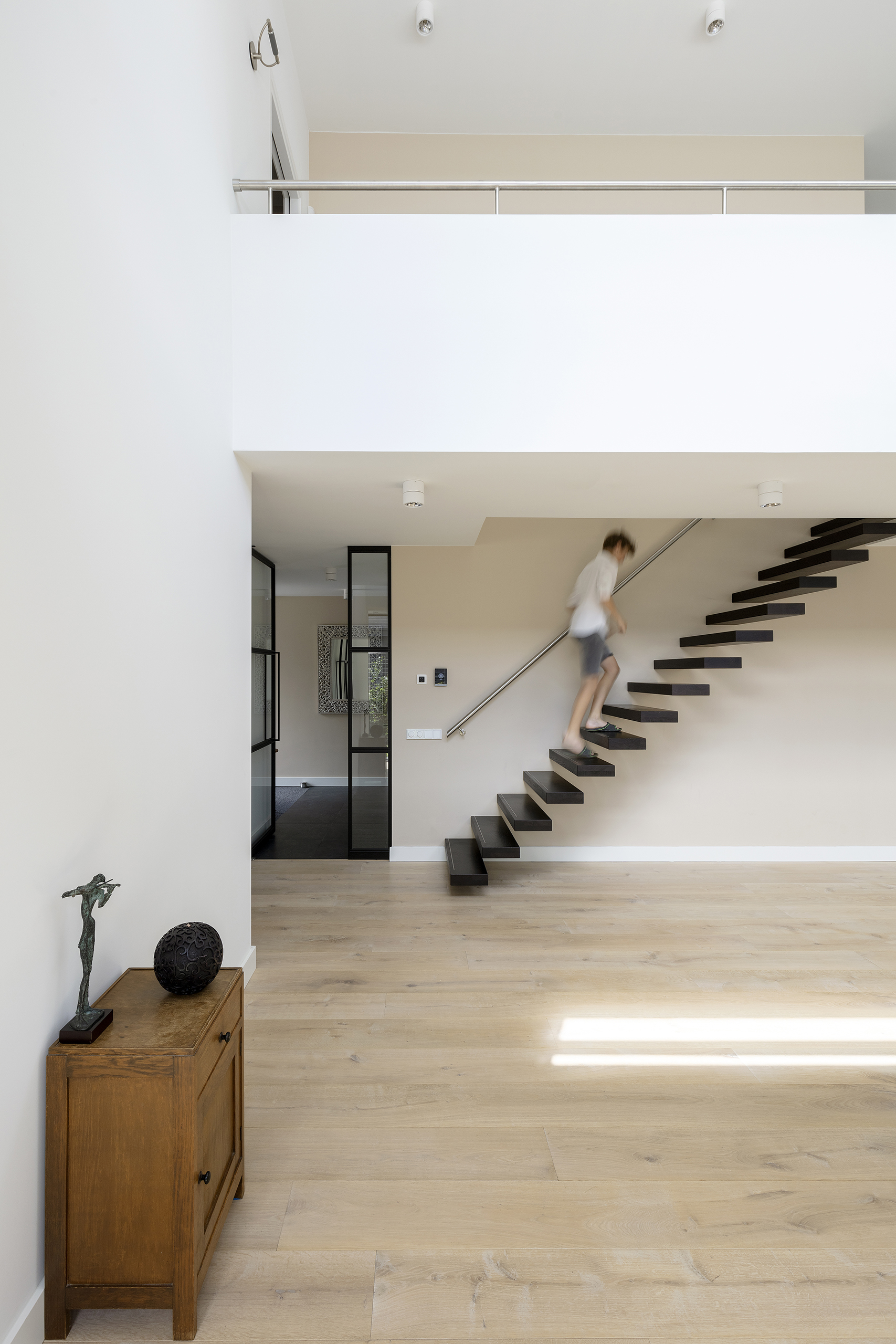 vide met zwevende trap in modern interieur in moderne villa