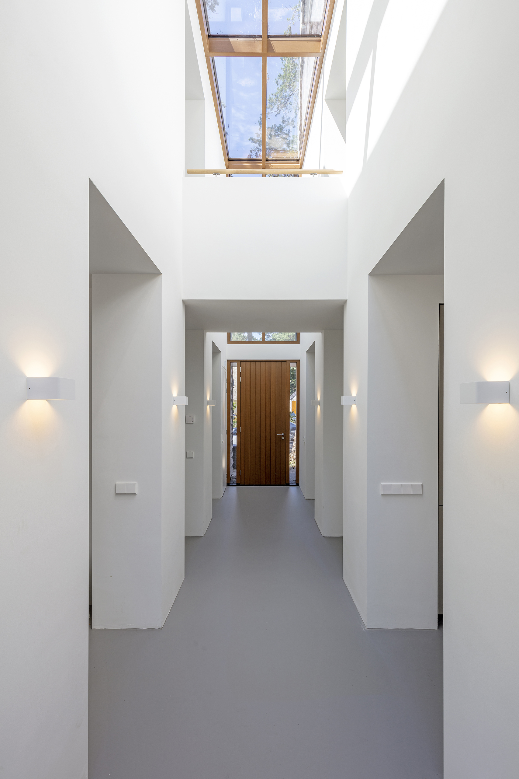 loopbrug met lichtstraat moderne villa