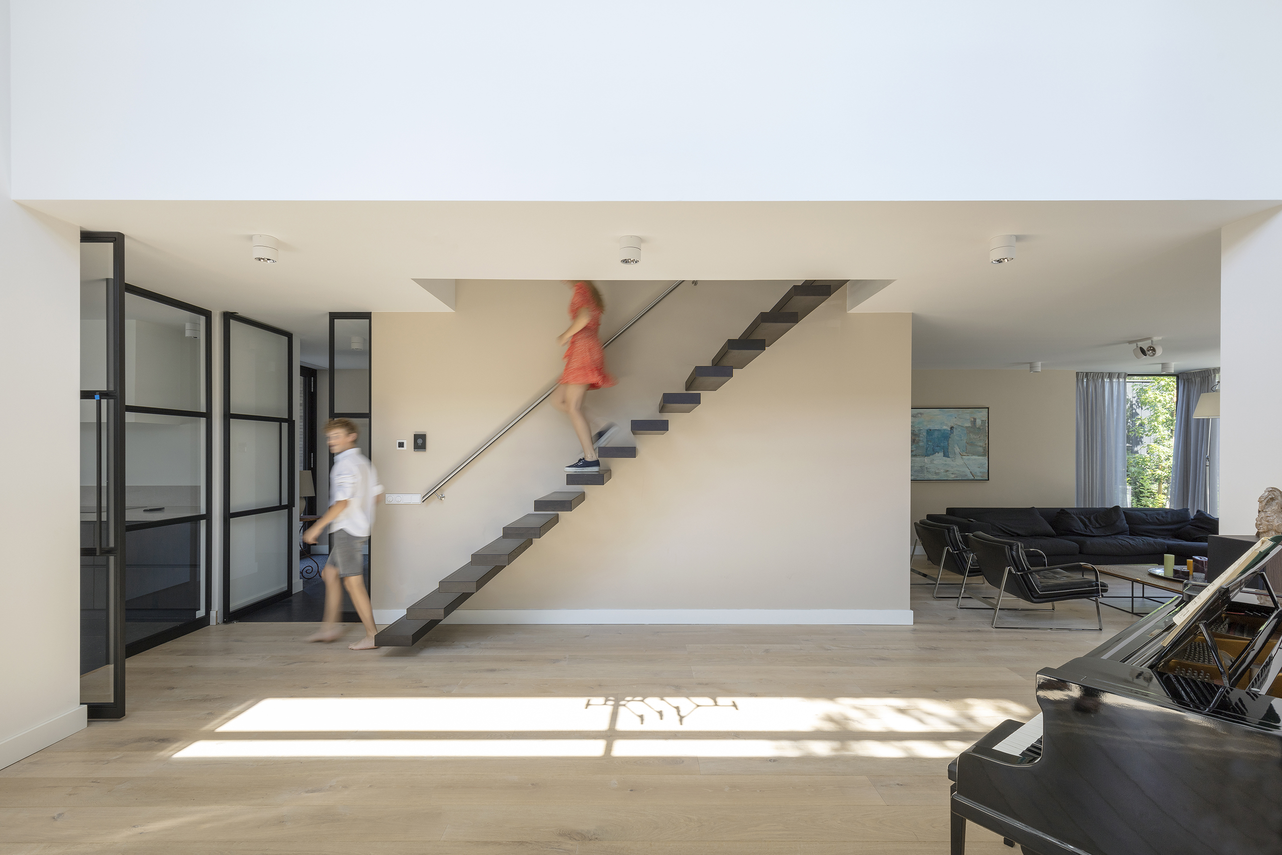 Waar moet een architect rekening mee houden? 1 zwevende trap in moderne villa door Engel Architecten