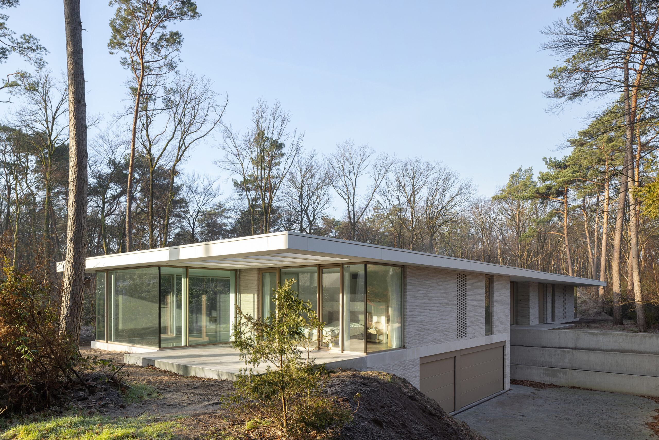 moderne bungalow met ondergrondse garage architectuur