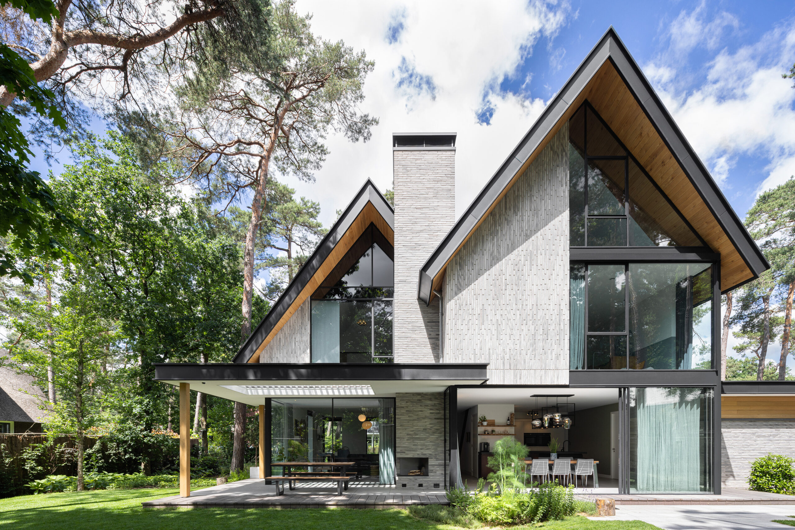 Modern woonhuis in het bos