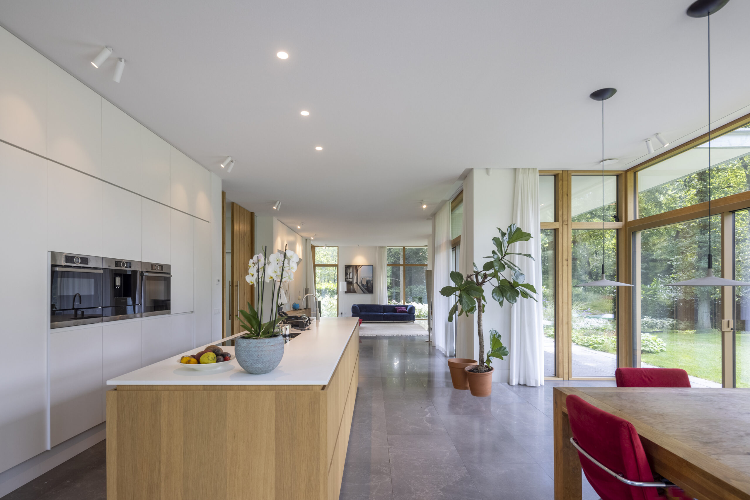 Lichte woonkamer moderne woning