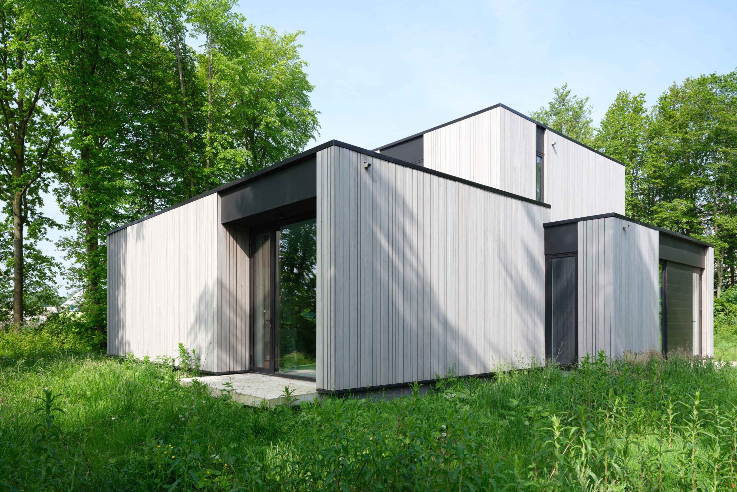 Modern houten woonhuis Aan de Kreek